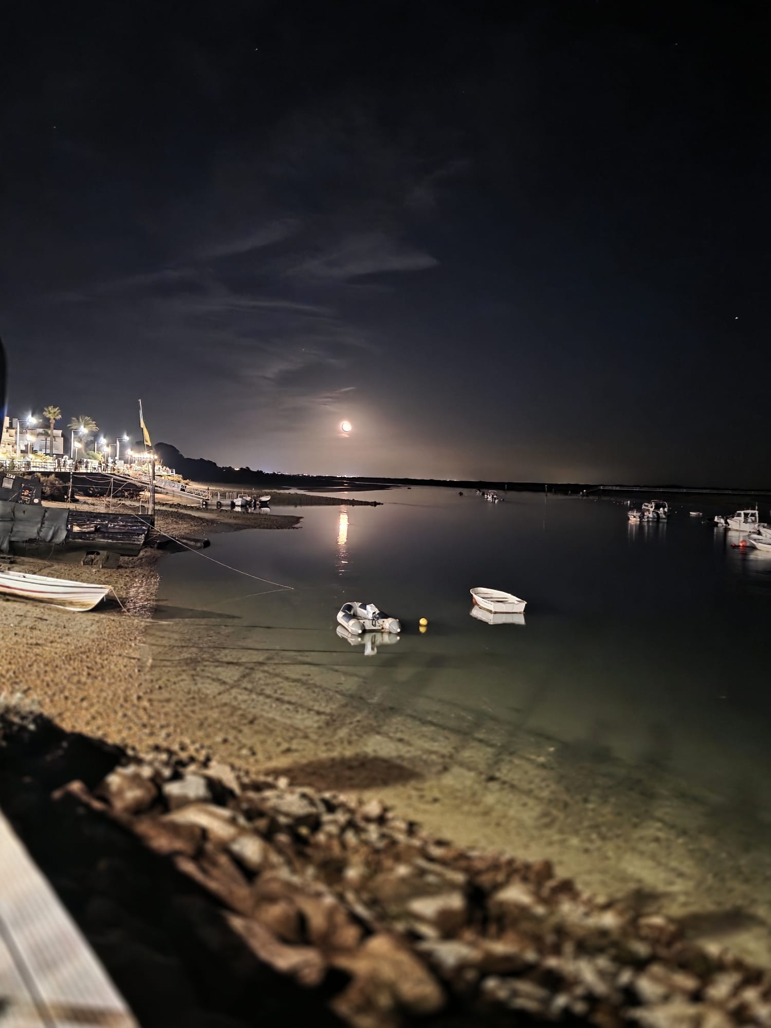 Ria de Cabanas iluminada pela lua